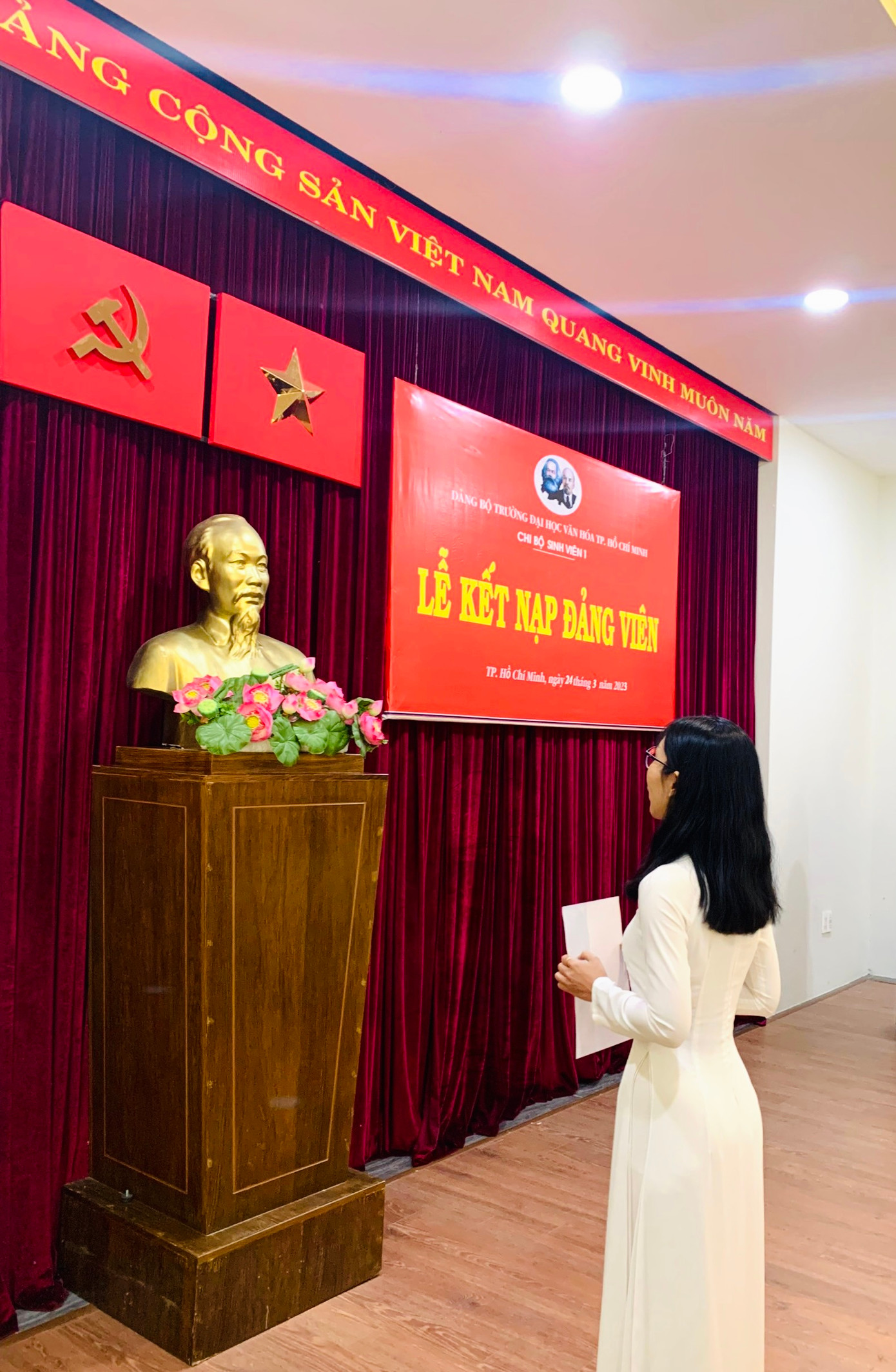 Nữ sinh được kết nạp là Đảng viên Đảng Cộng sản Việt Nam khi còn là sinh viên năm thứ tư của trường Đại học Văn hóa TP.HCM.