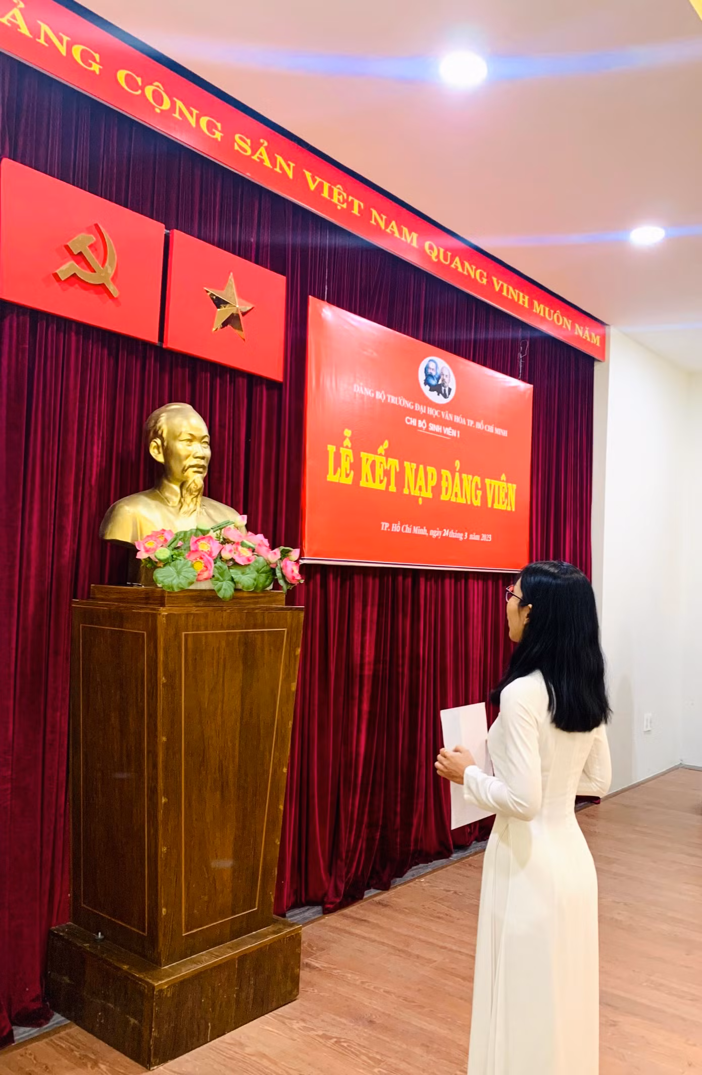 Nữ sinh được kết nạp là Đảng viên Đảng Cộng sản Việt Nam khi còn là sinh viên năm thứ tư của trường Đại học Văn hóa TP.HCM.