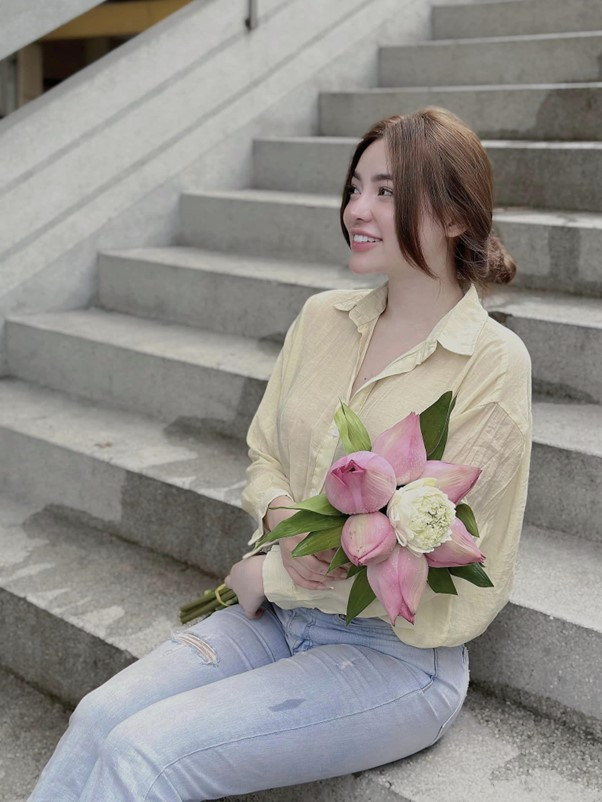 Võ Thị Ngọc Quỳnh (Na Thỏ) cựu sinh viên trường Đại học Đà Lạt, một streamer nổi tiếng xinh đẹp. Võ Thị Ngọc Quỳnh (Na Thỏ) cựu sinh viên trường Đại học Đà Lạt, một streamer nổi tiếng xinh đẹp.