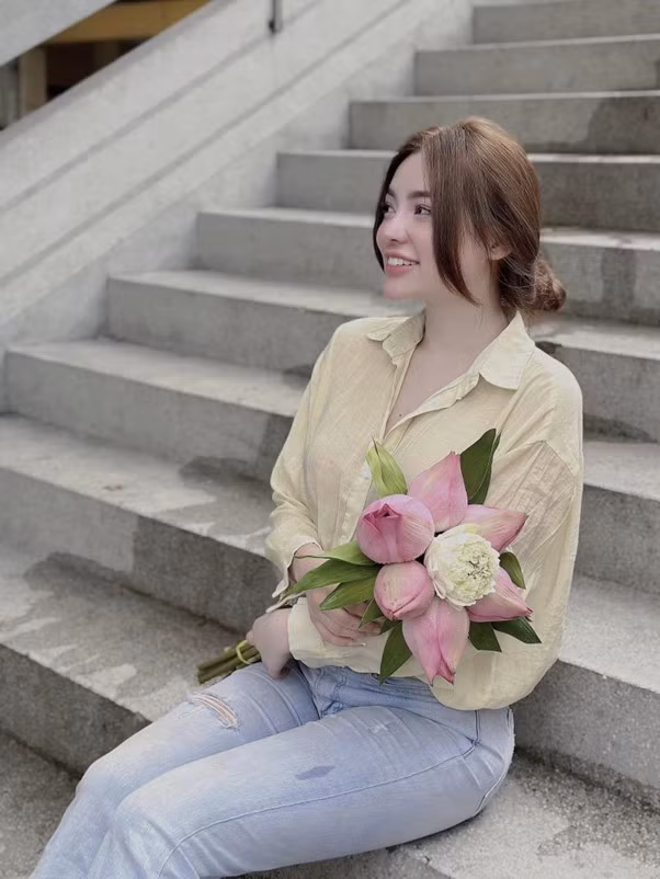 Võ Thị Ngọc Quỳnh (Na Thỏ) cựu sinh viên trường Đại học Đà Lạt, một streamer nổi tiếng xinh đẹp. Võ Thị Ngọc Quỳnh (Na Thỏ) cựu sinh viên trường Đại học Đà Lạt, một streamer nổi tiếng xinh đẹp.