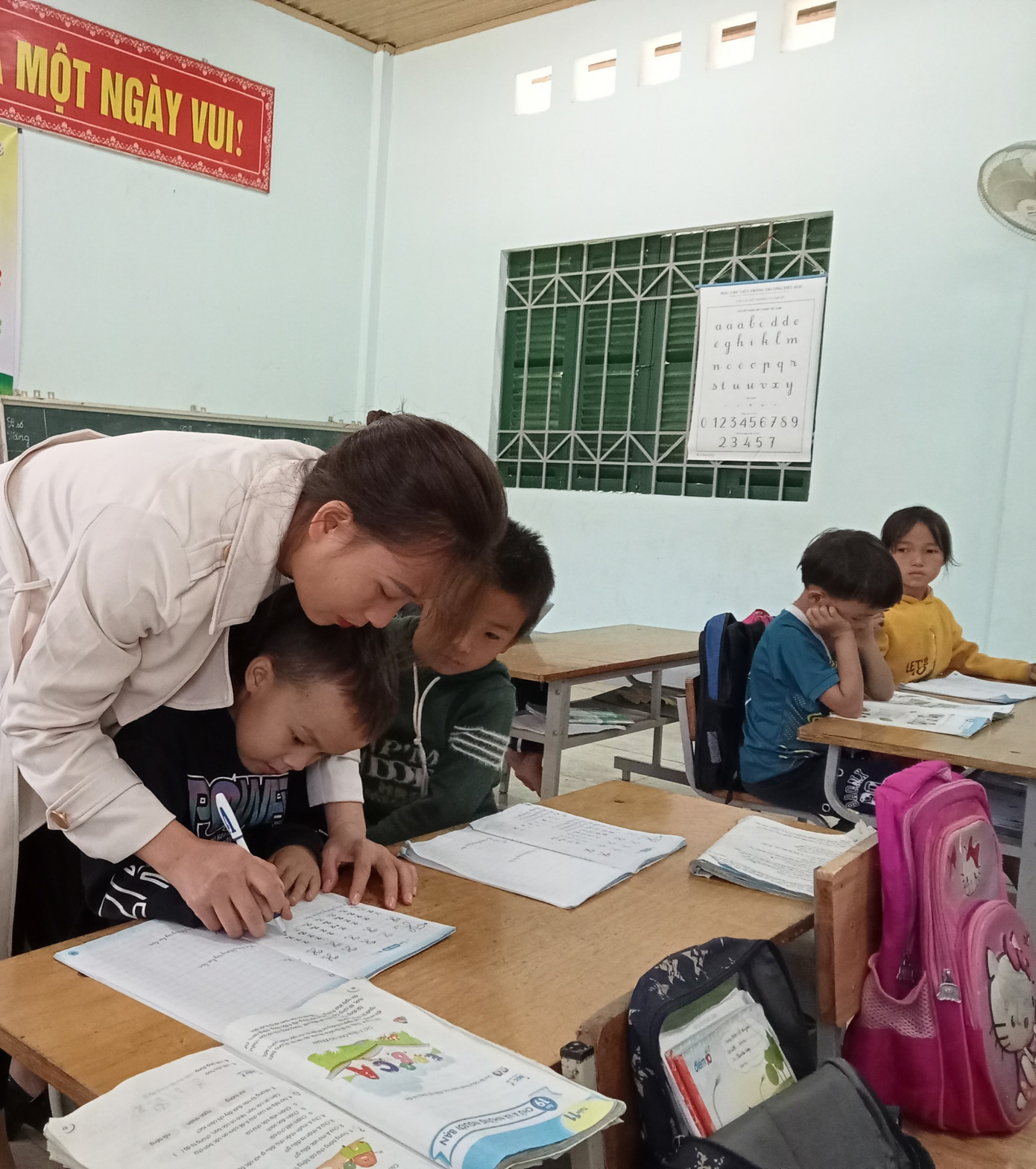 Cô giáo Và Kia hướng dẫn các em học sinh luyện chữ đẹp.