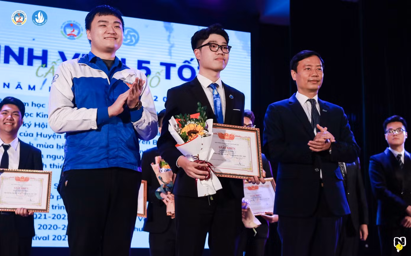 Nhận danh hiệu Sinh viên 5 tốt cấp thành phố năm học 2021-2022.
