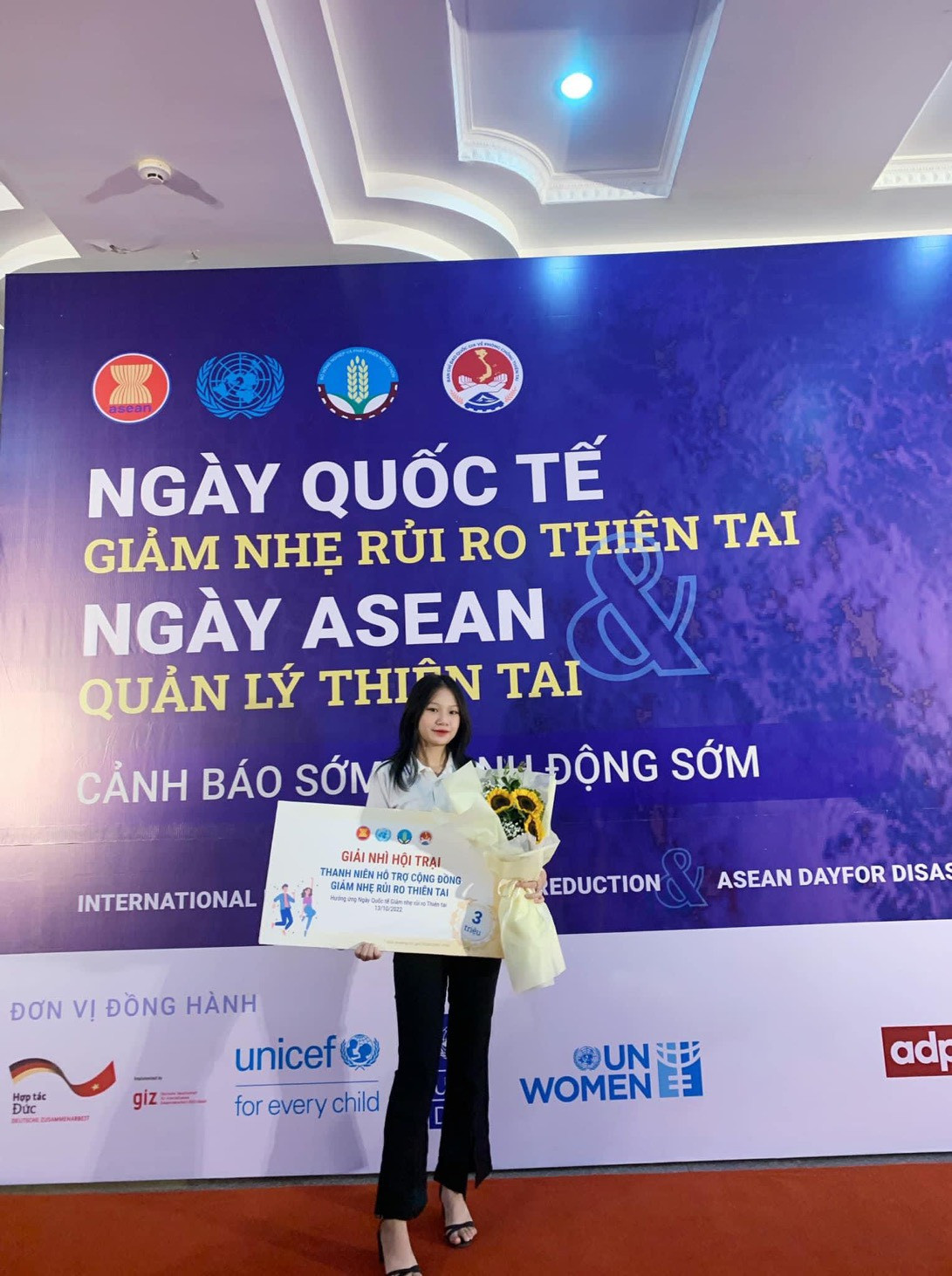 Nhung đạt giải Nhì cuộc thi Hội trại Thanh niên hỗ trợ cộng đồng giảm nhẹ rủi ro thiên tai hưởng ứng ngày quốc tế giảm nhẹ rủi ro thiên tai do Bộ Nông nghiệp và Phát triển Nông thôn kết hợp FAO tổ chức. Nhung đạt giải Nhì cuộc thi Hội trại Thanh niên hỗ trợ cộng đồng giảm nhẹ rủi ro thiên tai hưởng ứng ngày quốc tế giảm nhẹ rủi ro thiên tai do Bộ Nông nghiệp và Phát triển Nông thôn kết hợp FAO tổ chức.