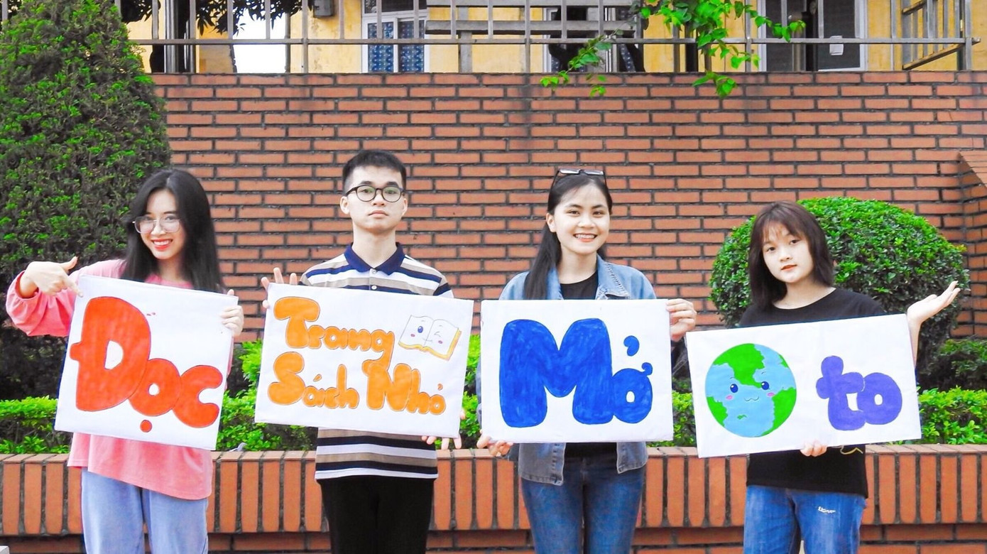 CLB Sách với slogan "Đọc trang sách nhỏ, mở thế giới to" để Thanh Trúc đã và đang bước vào thế giới của mình. CLB Sách với slogan "Đọc trang sách nhỏ, mở thế giới to" để Thanh Trúc đã và đang bước vào thế giới của mình.