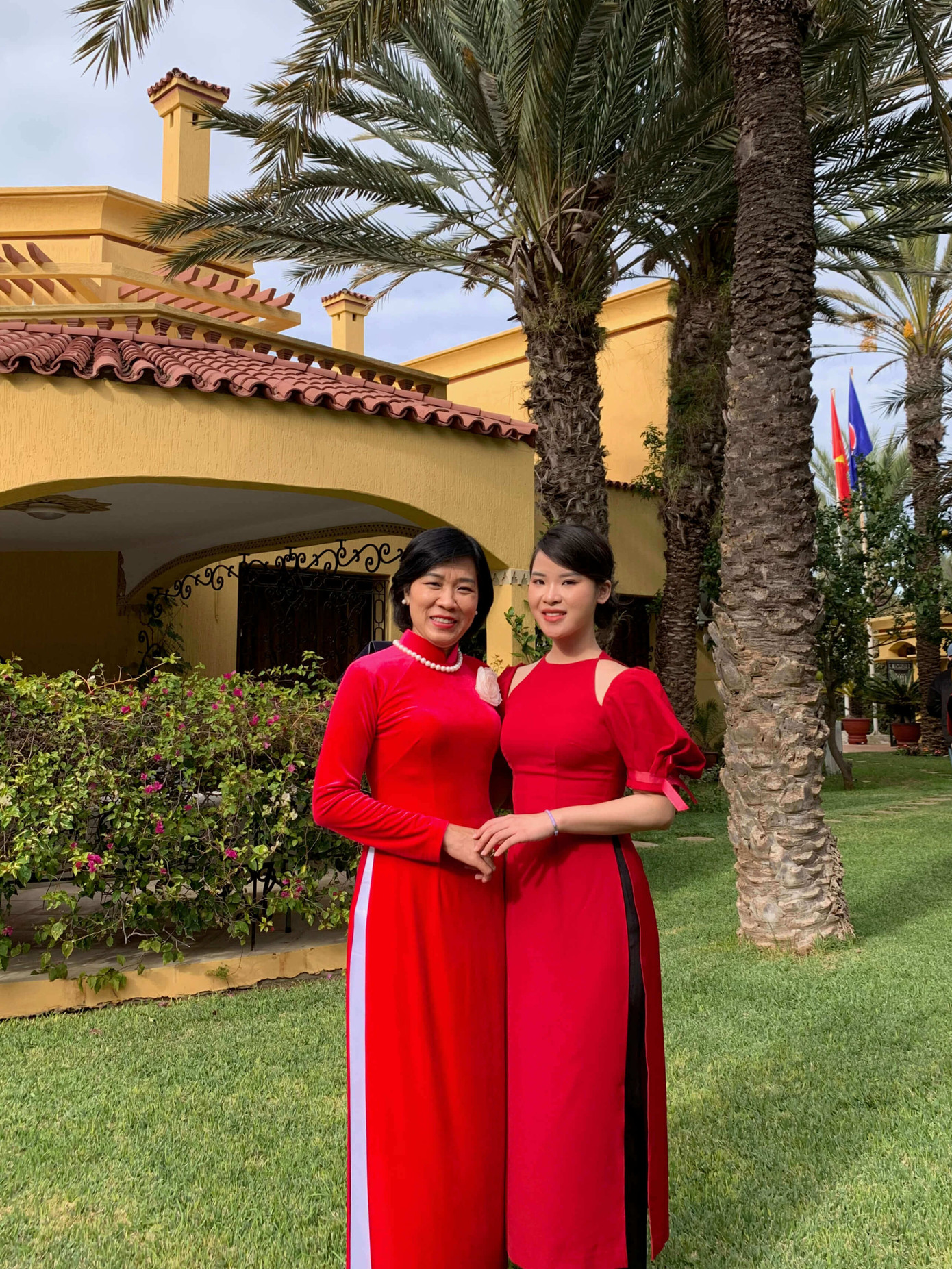 Vũ Thụy Anh chụp ảnh cùng Đại sứ.