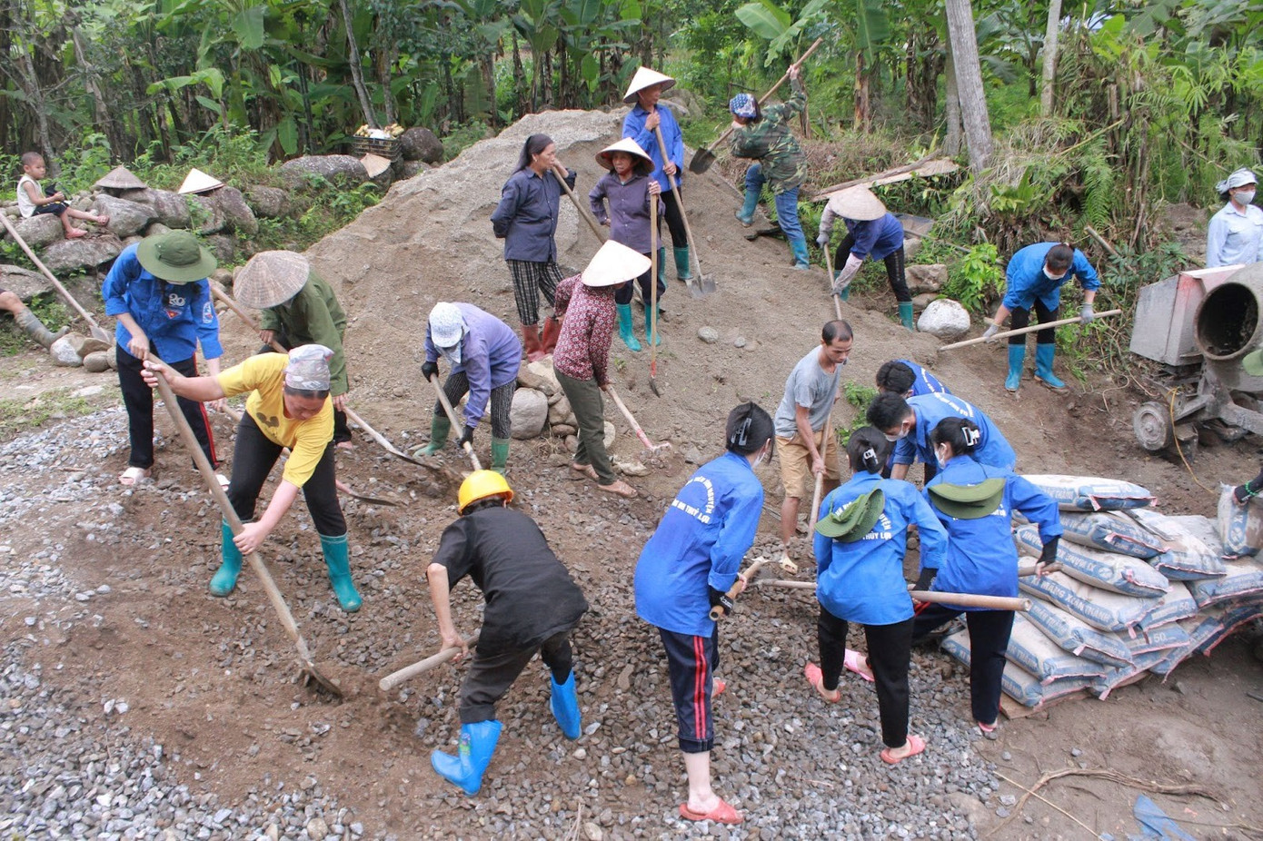 Phối hợp cùng nhân dân thôn Lủng Chang đổ cầu dân sinh.