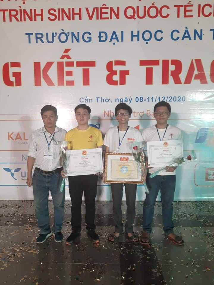 Ngọc Hoàng đạt giải Nhất đồng đội lập trình viên quốc tế ACM/ICPC miền Trung năm 2020. (Ngọc Hoàng đứng thứ 2 từ phải sang trái).