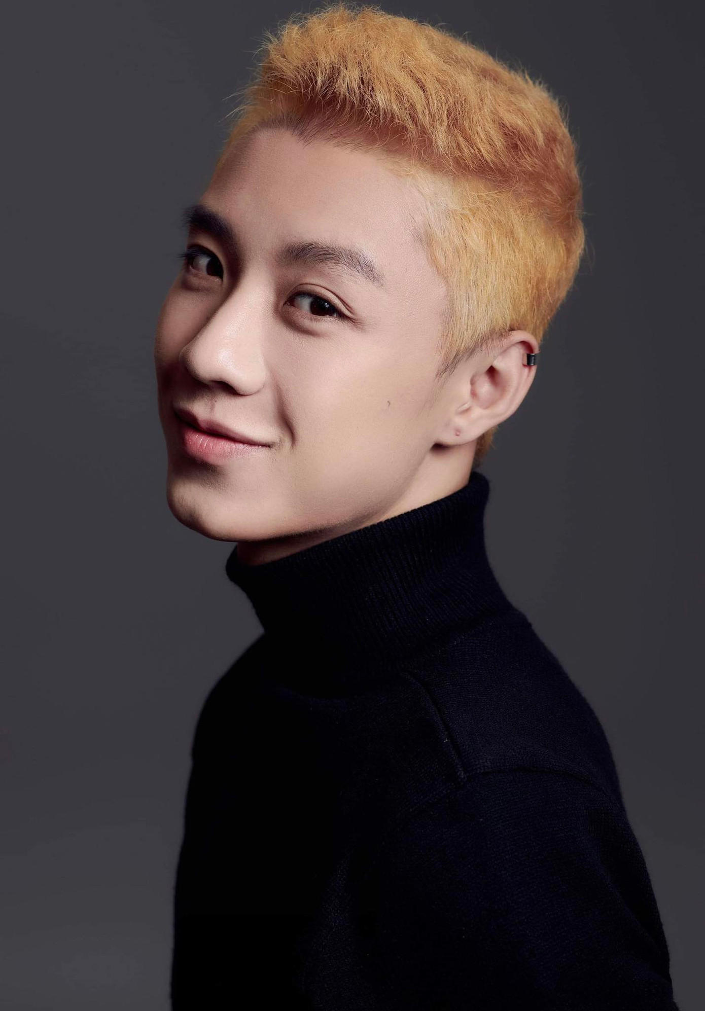 Chính hiện đang theo học trường ĐH Sân khấu - Điện ảnh Tp. Hồ Chí Minh.