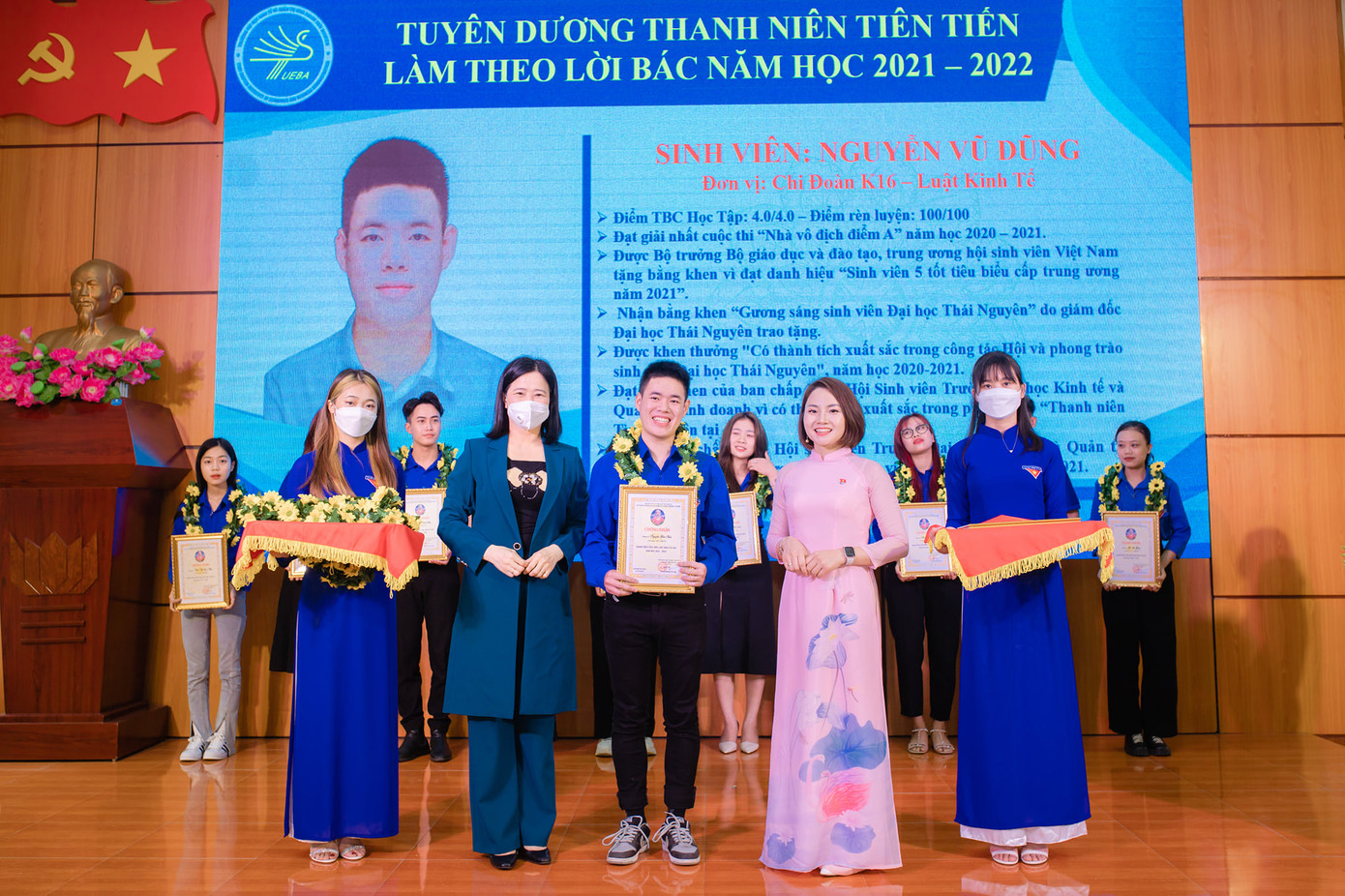 Vũ Dũng đang là sinh viên năm thứ 4 Khoa Quản lý – Luật kinh tế, trường Đại học Kinh tế và Quản trị kinh doanh, Đại học Thái Nguyên. Vũ Dũng đang là sinh viên năm thứ 4 Khoa Quản lý – Luật kinh tế, trường Đại học Kinh tế và Quản trị kinh doanh, Đại học Thái Nguyên.