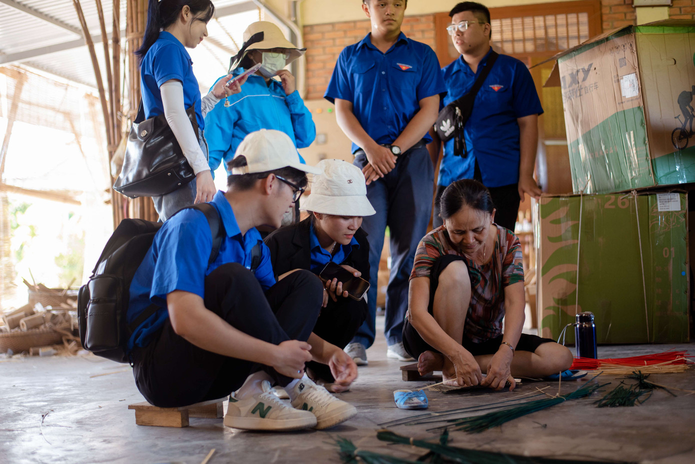 Trải nghiệm nghề Đan lát ở làng Bao La – nơi giữ gìn nét đẹp truyền thống nghề mây tre đan xứ Huế.