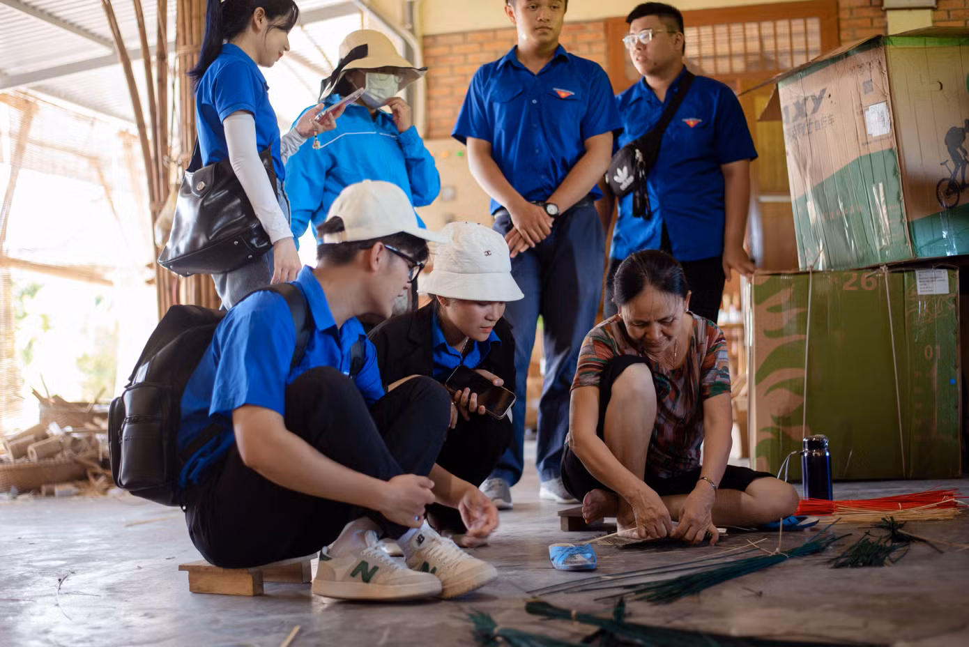 Trải nghiệm nghề Đan lát ở làng Bao La – nơi giữ gìn nét đẹp truyền thống nghề mây tre đan xứ Huế.