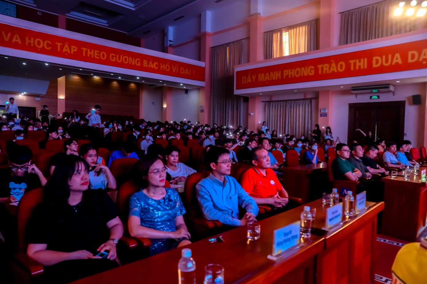 Đông đảo các giảng viên và sinh viên tham dự chương trình.