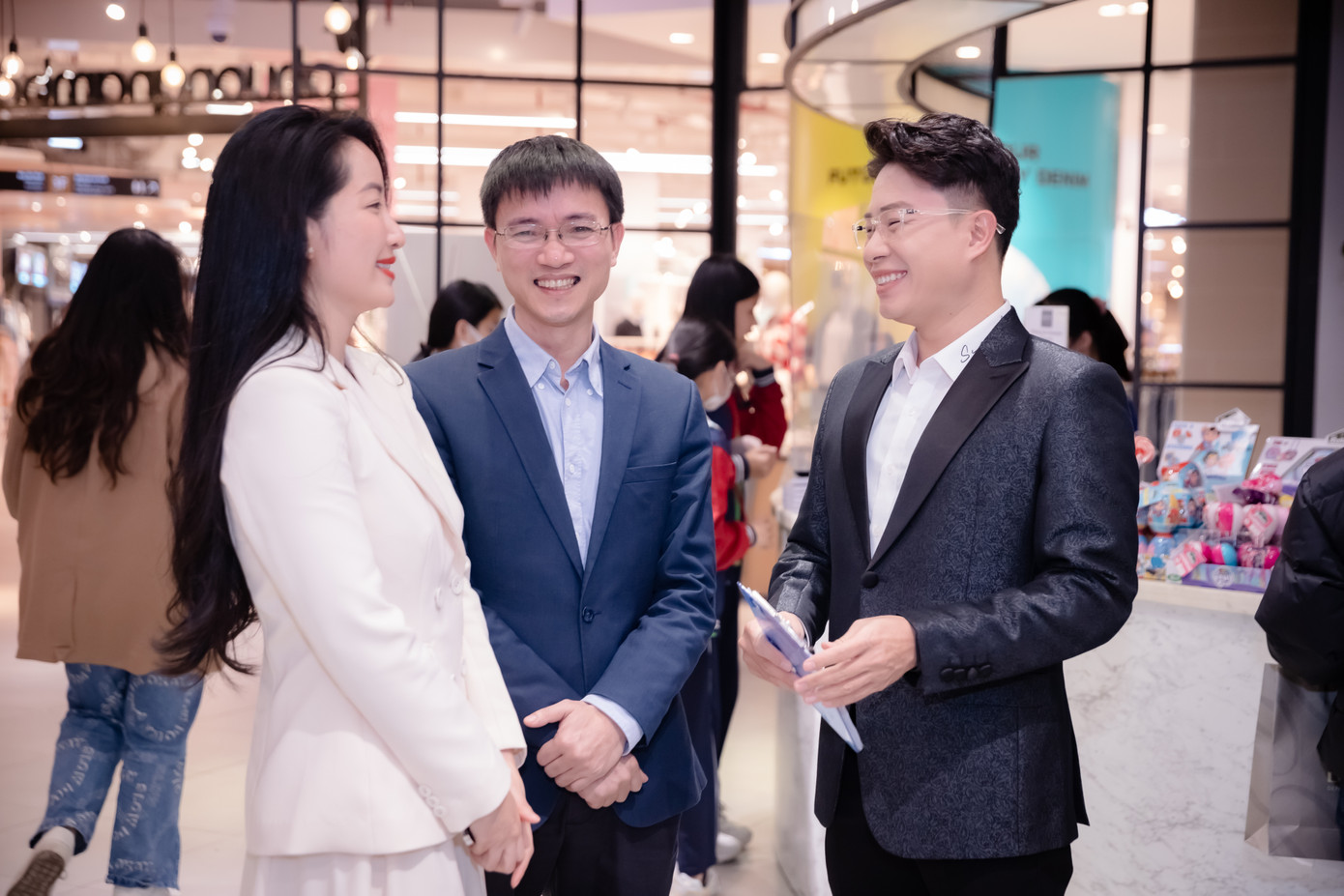 Tác giả Hồng Nguyễn (áo trắng) trò chuyện cùng Nhà báo Nguyễn Tuấn Anh và MC Lê Anh. Tác giả Hồng Nguyễn (áo trắng) trò chuyện cùng Nhà báo Nguyễn Tuấn Anh và MC Lê Anh.