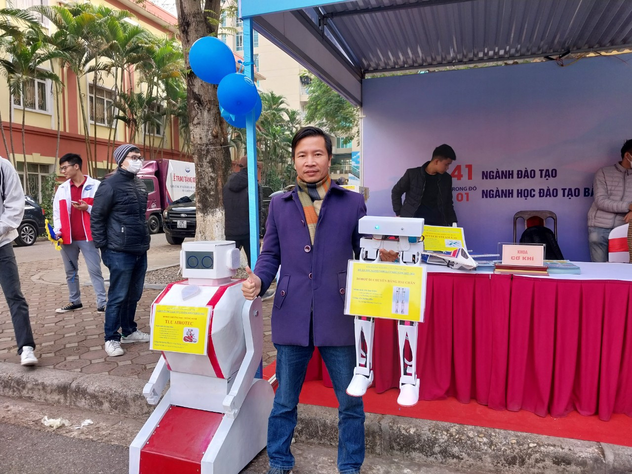 Các sản phẩm Robot thông minh và robot di chuyển bằng 2 chân. Các sản phẩm Robot thông minh và robot di chuyển bằng 2 chân.
