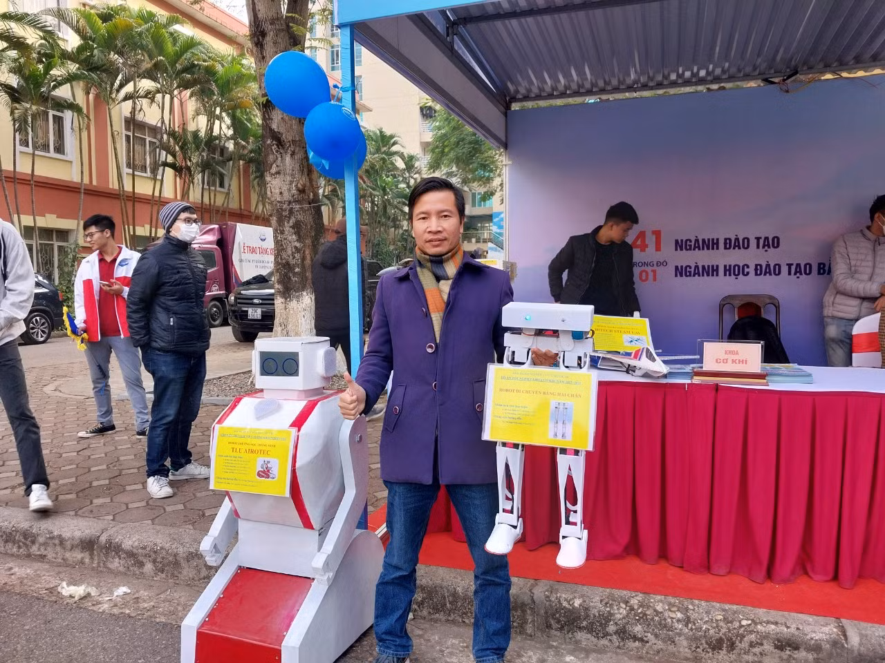 Các sản phẩm Robot thông minh và robot di chuyển bằng 2 chân.