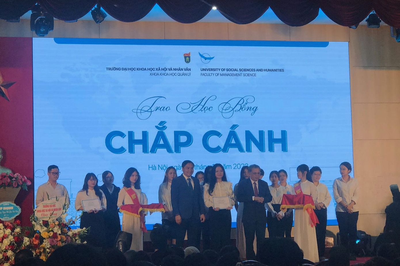 Vi Hoàn nhận học bổng Chắp cánh trong dịp kỷ niệm 20 năm thành lập khoa Khoa học Quản lý, tháng 11/2022.