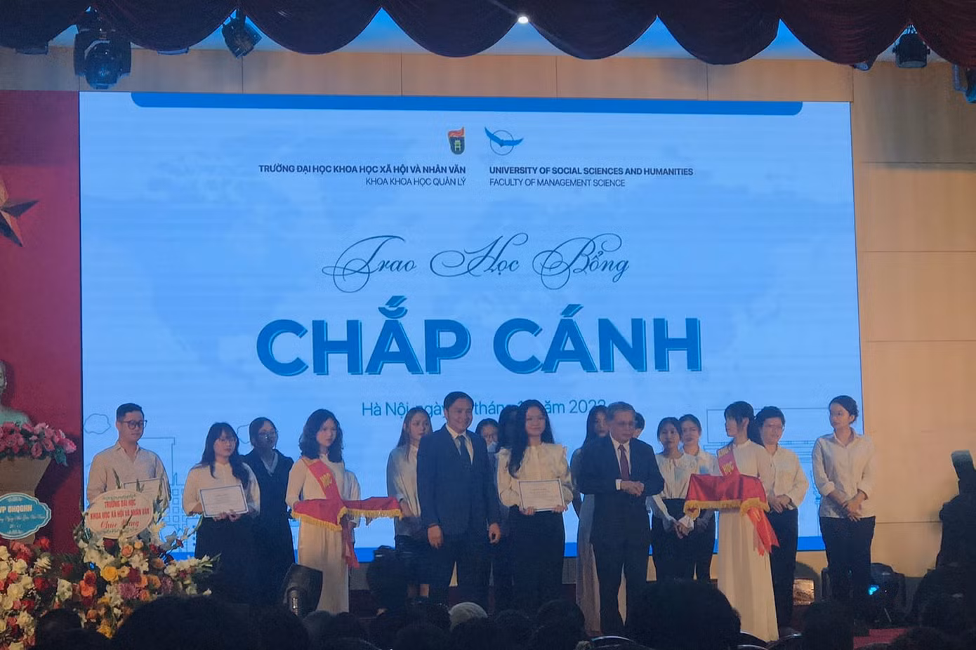 Vi Hoàn nhận học bổng Chắp cánh trong dịp kỷ niệm 20 năm thành lập khoa Khoa học Quản lý, tháng 11/2022.