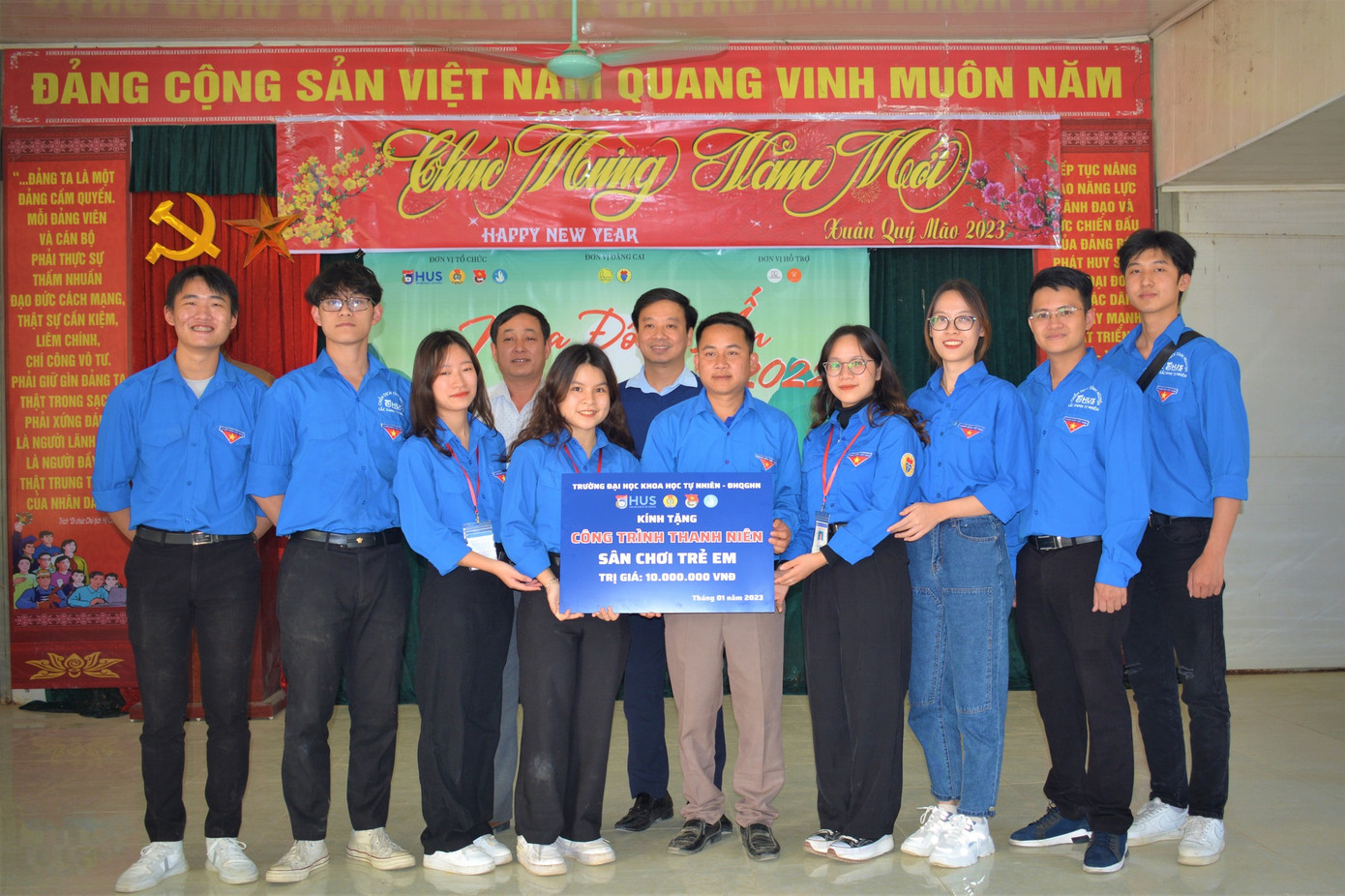 Phương Trang (thứ 3 từ phải vào) cùng các bạn sinh viên tham gia tình nguyện "Mùa Đông Ấm 2022" tại Sơn La, đang trao công trình thanh niên sân chơi trẻ em.