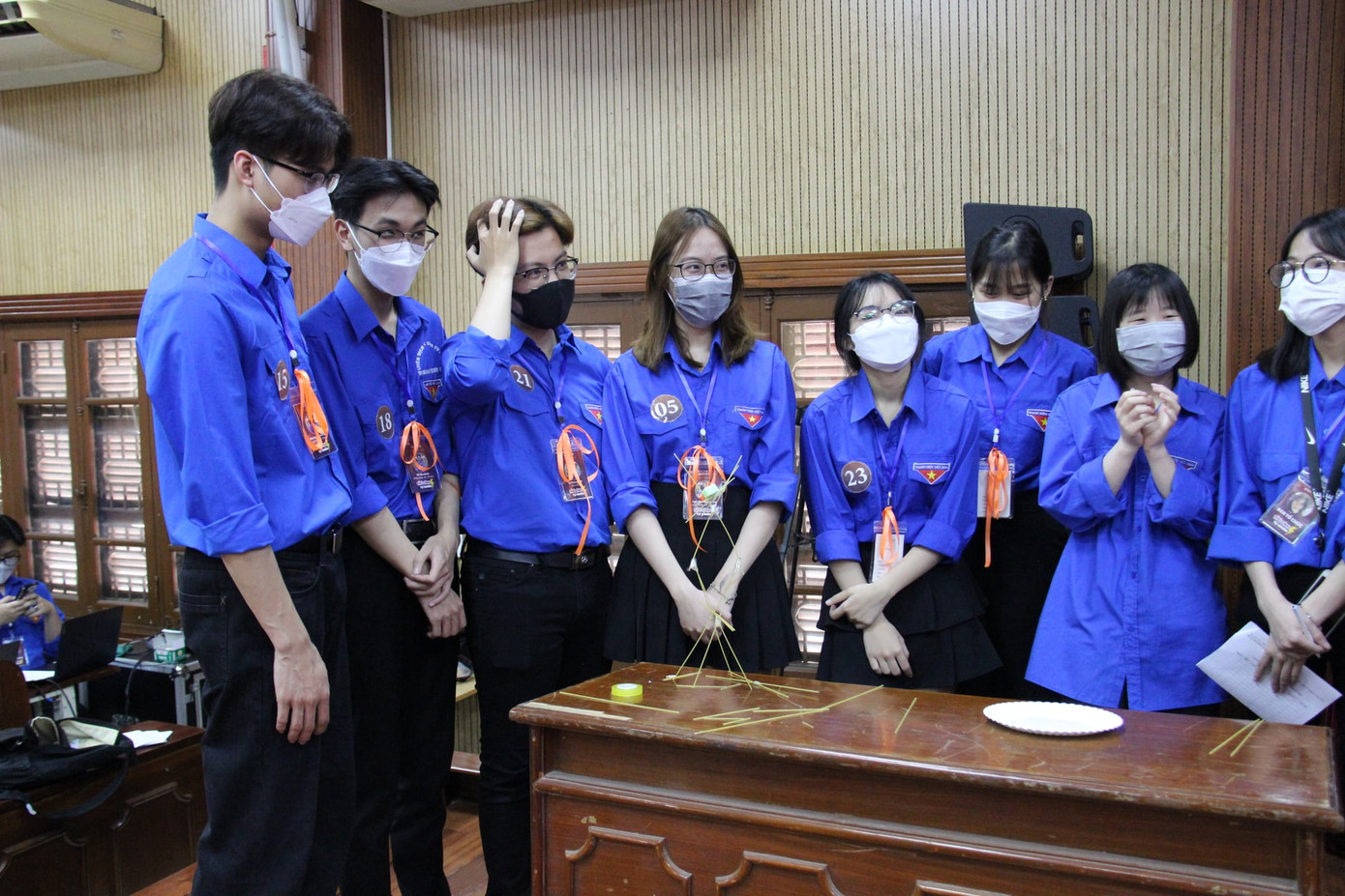 Phương Trang (thứ năm từ phải qua) tham gia Thủ lĩnh tự nhiên 2022.