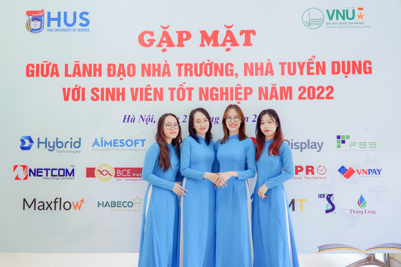 Phương Trang tham gia Chương trình Gặp mặt giữa lãnh đạo nhà trường, nhà tuyển dụng với sinh viên tốt nghiệp năm 2022 (làm lễ tân, tận dụng cơ hội để được tiếp xúc với các doanh nghiệp).