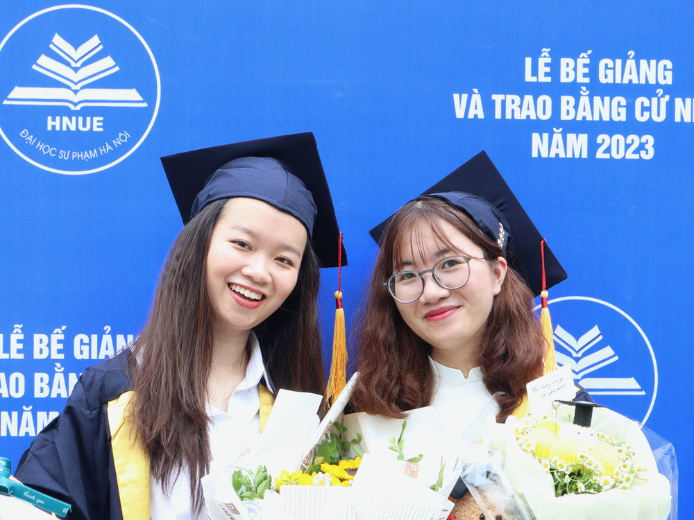 Anh Thơ (trái) và bạn học trong ngày tốt nghiệp hồi tháng 6/2023.