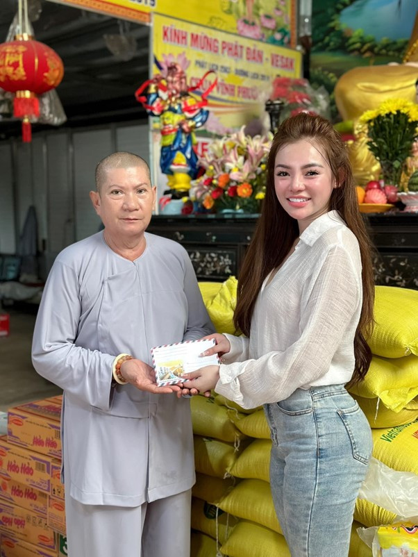 Cô gửi tặng tấm lòng vàng đến ngôi chùa cưu mang trẻ cơ nhỡ, bỏ rơi, những mái ấm tình thương, những người vô gia cư… Cô gửi tặng tấm lòng vàng đến ngôi chùa cưu mang trẻ cơ nhỡ, bỏ rơi, những mái ấm tình thương, những người vô gia cư…