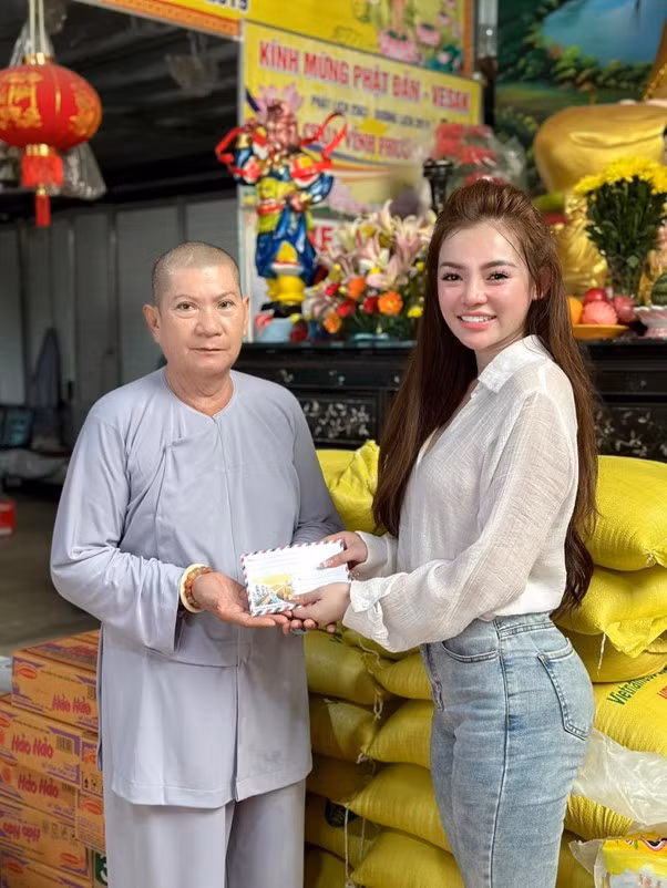 Cô gửi tặng tấm lòng vàng đến ngôi chùa cưu mang trẻ cơ nhỡ, bỏ rơi, những mái ấm tình thương, những người vô gia cư… Cô gửi tặng tấm lòng vàng đến ngôi chùa cưu mang trẻ cơ nhỡ, bỏ rơi, những mái ấm tình thương, những người vô gia cư…
