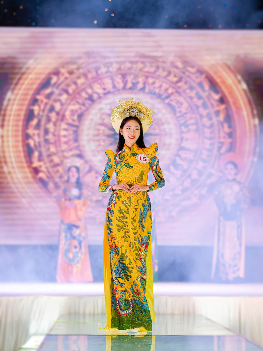 Ngọc Ánh trình diễn áo dài tại cuộc thi “Nữ sinh viên Y Dược Tài năng - Duyên dáng” hồi tháng 5/2022. Ngọc Ánh trình diễn áo dài tại cuộc thi “Nữ sinh viên Y Dược Tài năng - Duyên dáng” hồi tháng 5/2022.