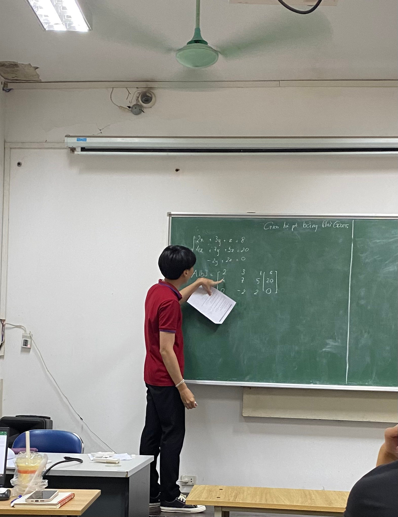 Đức trong vai trò trợ giảng bộ môn Nhập môn Đại số tuyến tính của trường.