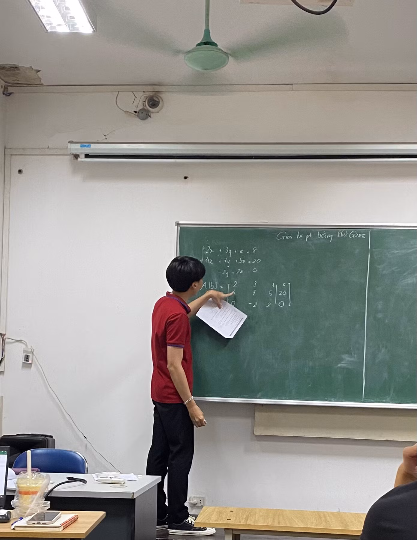 Đức trong vai trò trợ giảng bộ môn Nhập môn Đại số tuyến tính của trường.