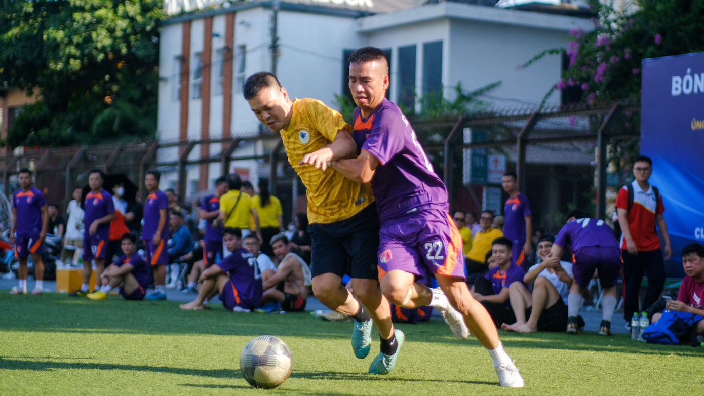 Trận đấu diễn ra trong không khí sôi nổi với lối đá cống hiến đẹp mắt từ hai đội. Trận đấu diễn ra trong không khí sôi nổi với lối đá cống hiến đẹp mắt từ hai đội.