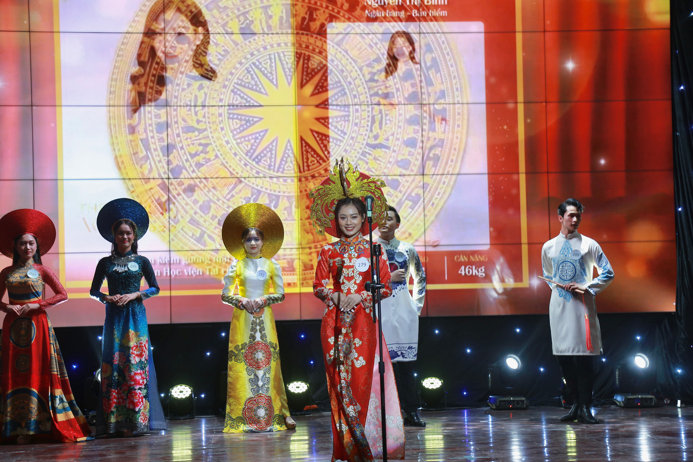 Nguyễn Bình trong bộ áo dài của NTK tại cuộc thi The Face AOF 2022. Nguyễn Bình trong bộ áo dài của NTK tại cuộc thi The Face AOF 2022.