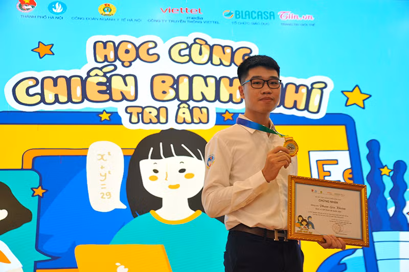Gia Khiêm Nhận Huy chương chiến binh và bằng khen trong chiến dịch Học cùng chiến binh nhí.