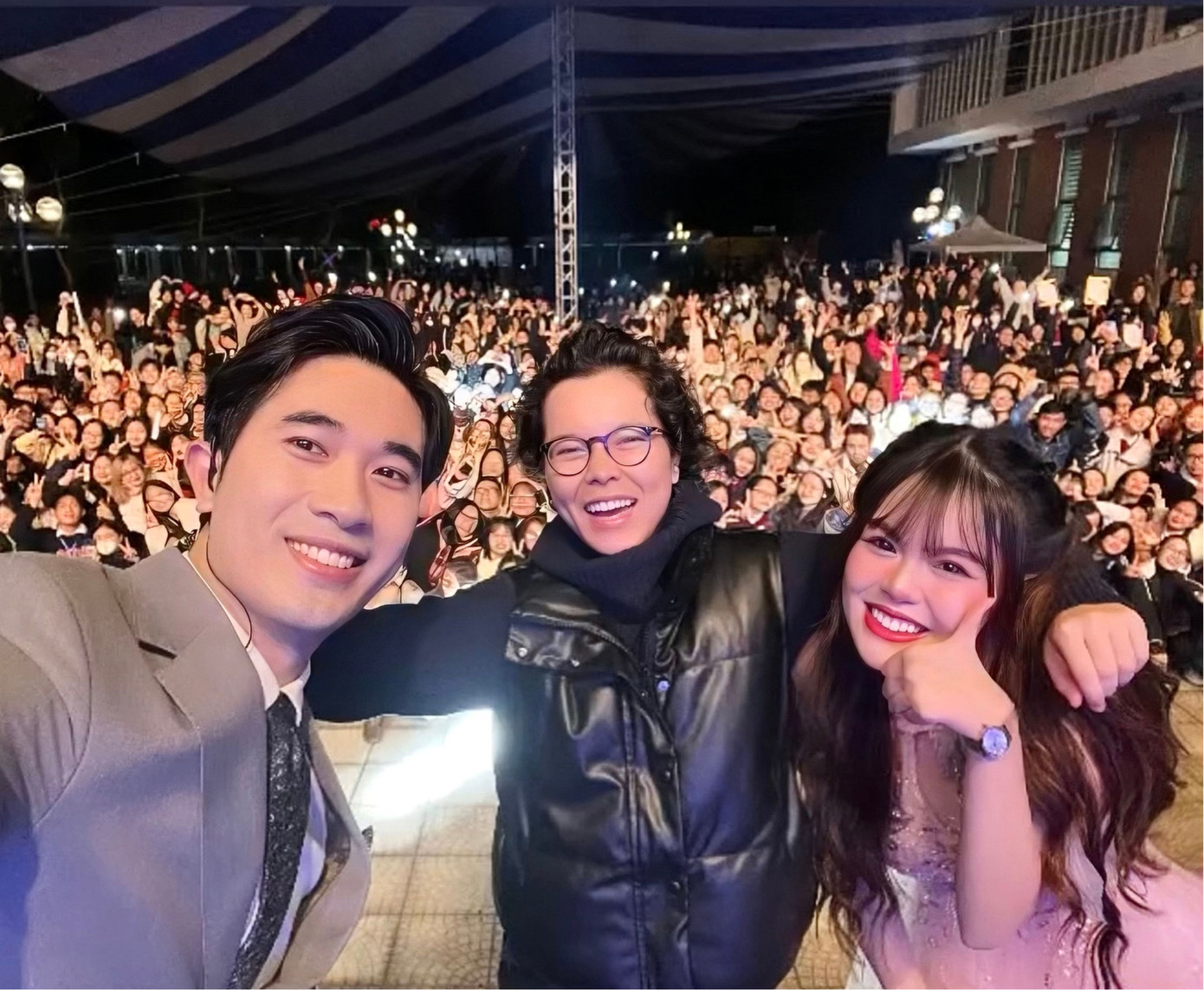 Hoàng An được giao lưu với idol Tiên Tiên ngay trên một sân khấu mà cô dẫn dắt. Hoàng An được giao lưu với idol Tiên Tiên ngay trên một sân khấu mà cô dẫn dắt.