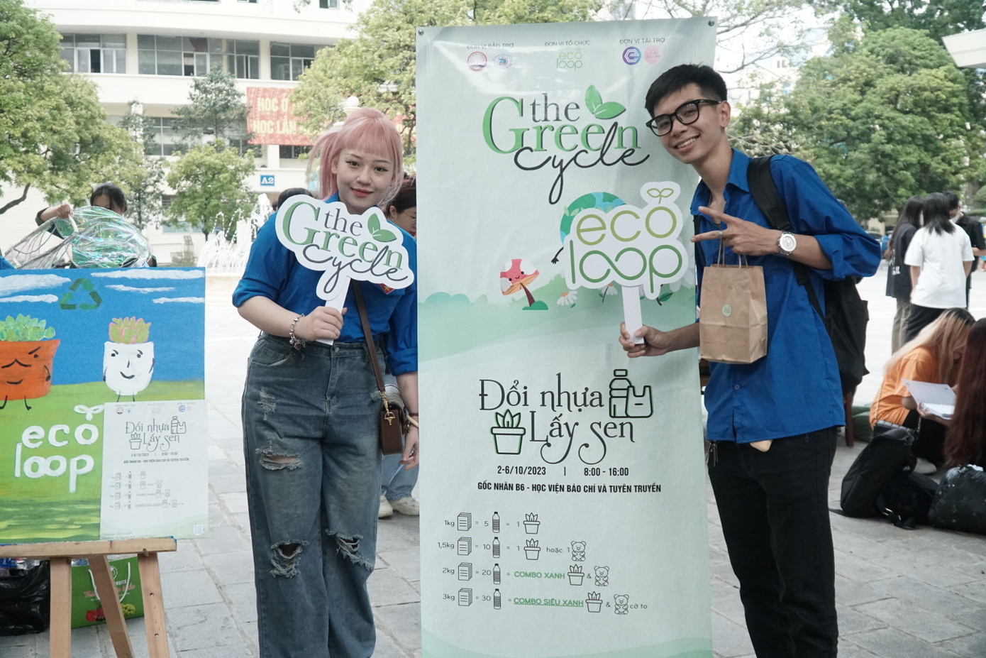 Các bạn sinh viên hào hứng check-in cạnh poster.