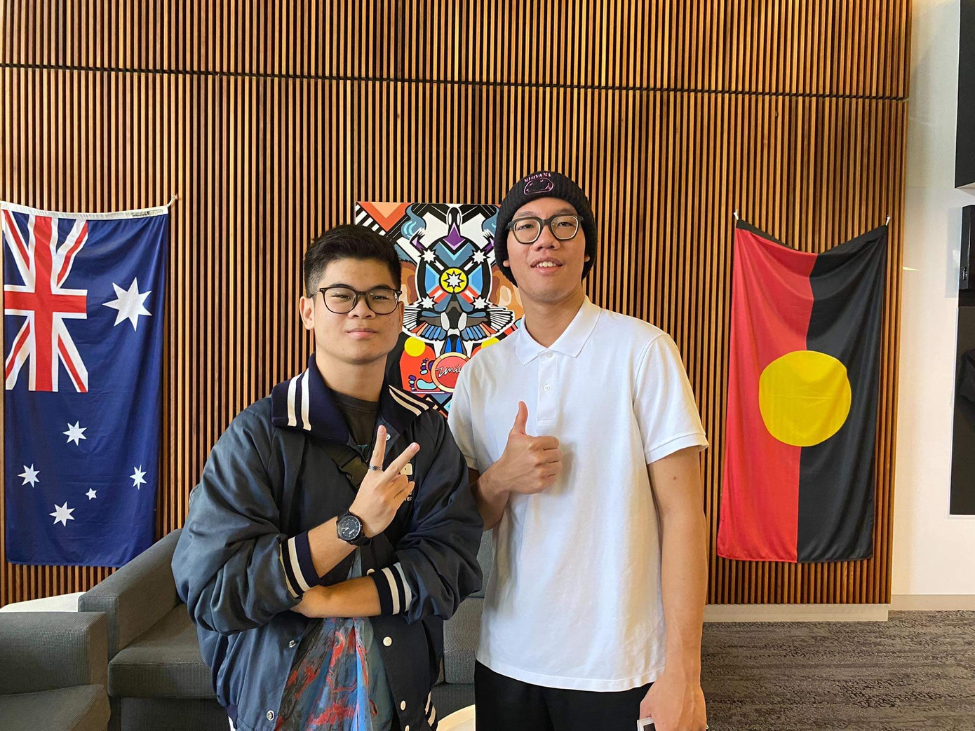 Lê Hoàng Tùng (bên trái) là du học sinh Deakin University, Úc. Tùng cho biết chắc chắn không thể không gọi điện về nhà để chung vui cùng với gia đình.