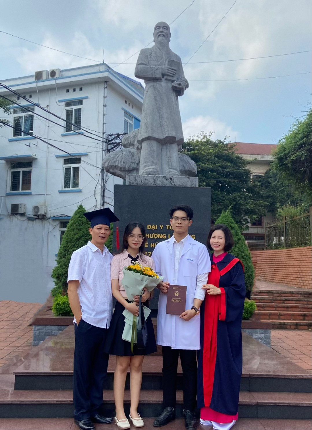 Tùng chụp ảnh cùng bố mẹ và em gái tại lễ tốt nghiệp. Tùng chụp ảnh cùng bố mẹ và em gái tại lễ tốt nghiệp.