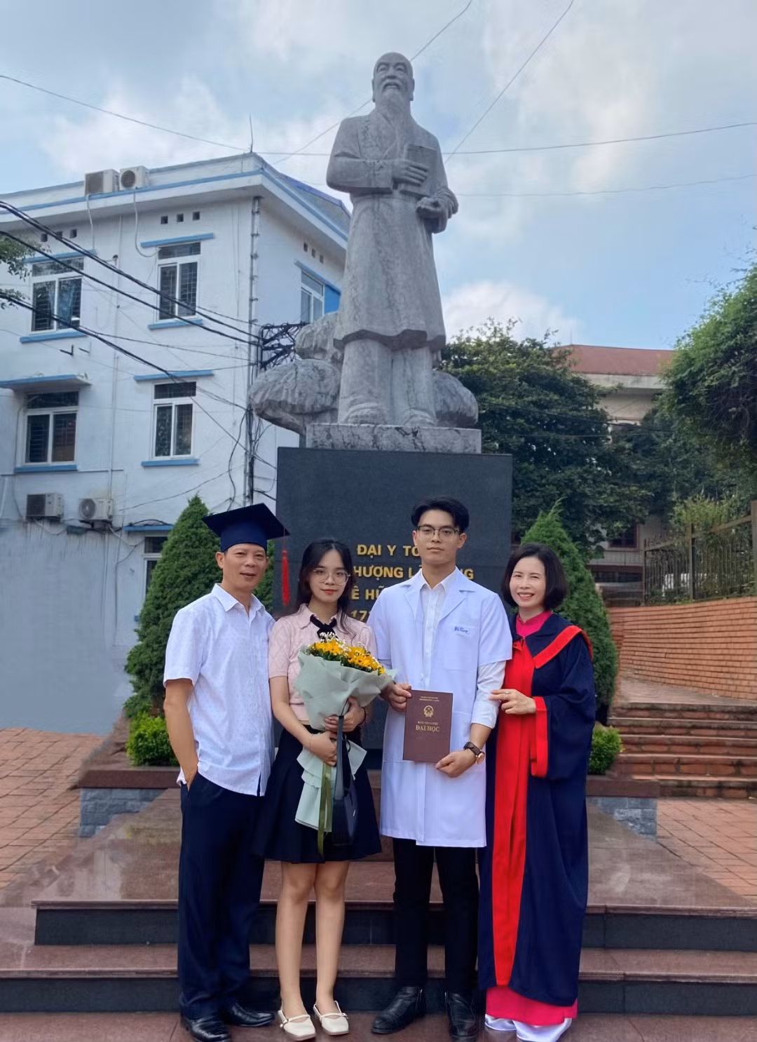 Tùng chụp ảnh cùng bố mẹ và em gái tại lễ tốt nghiệp.