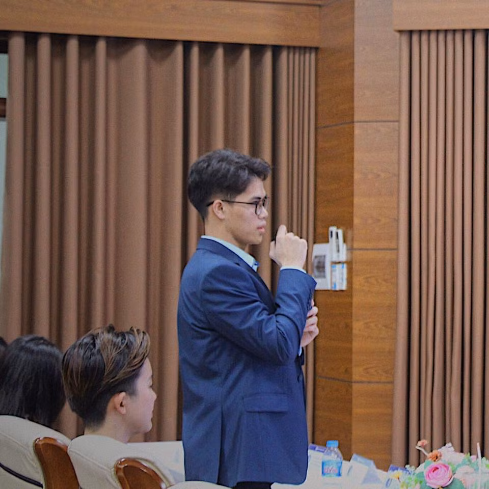 Hiệp phát biểu trong một Hội thảo tổ chức bởi CLB Kinh tế toàn cầu GEC - FTU. Hiệp phát biểu trong một Hội thảo tổ chức bởi CLB Kinh tế toàn cầu GEC - FTU.