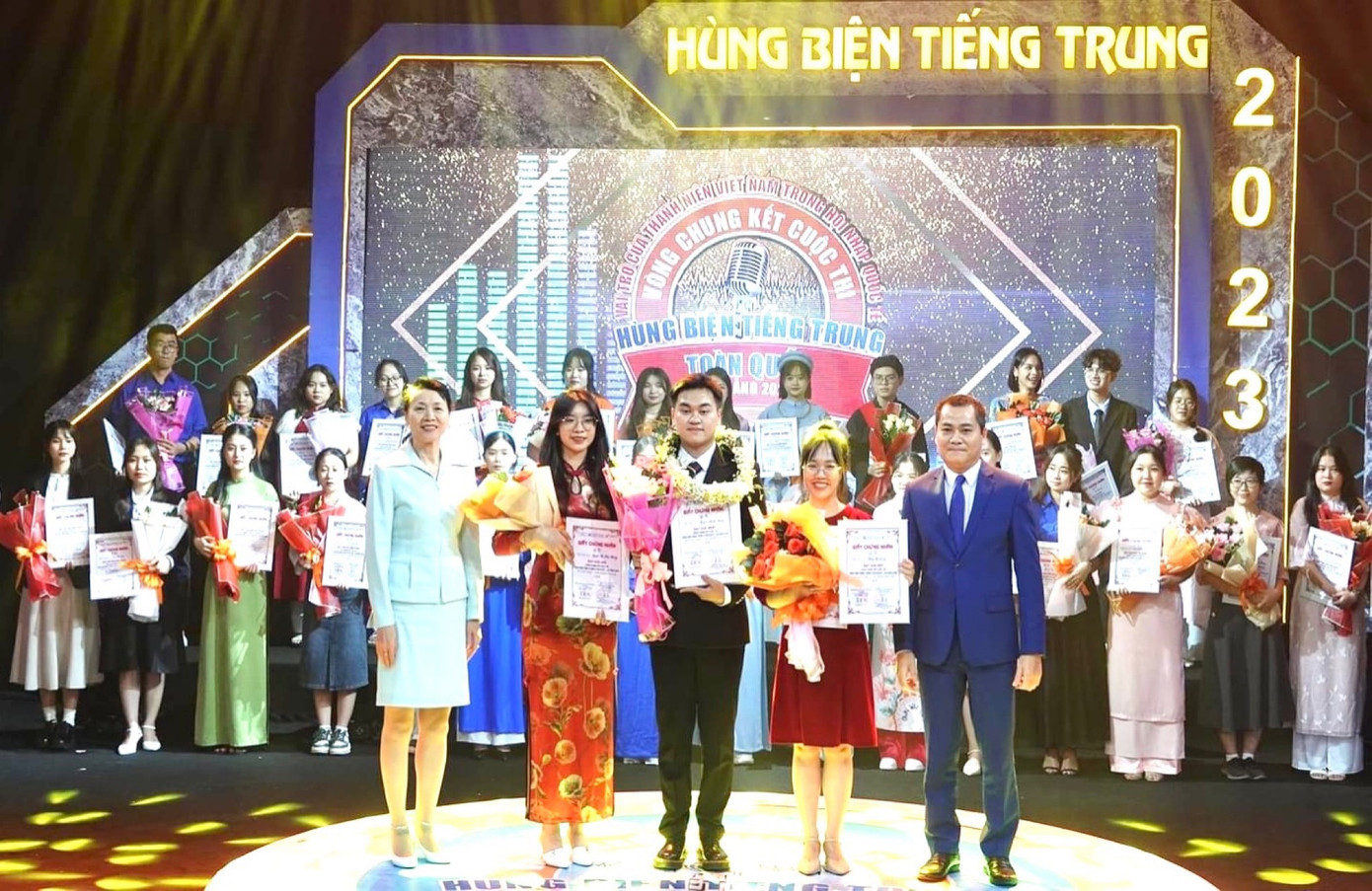 Mạnh Cường cùng bà Đổng Bích Du - Tổng Lãnh sự Trung Quốc tại Đà Nẵng và ông Nguyễn Ngọc Bình - Trưởng Ban Tổ chức cuộc thi. Mạnh Cường cùng bà Đổng Bích Du - Tổng Lãnh sự Trung Quốc tại Đà Nẵng và ông Nguyễn Ngọc Bình - Trưởng Ban Tổ chức cuộc thi.