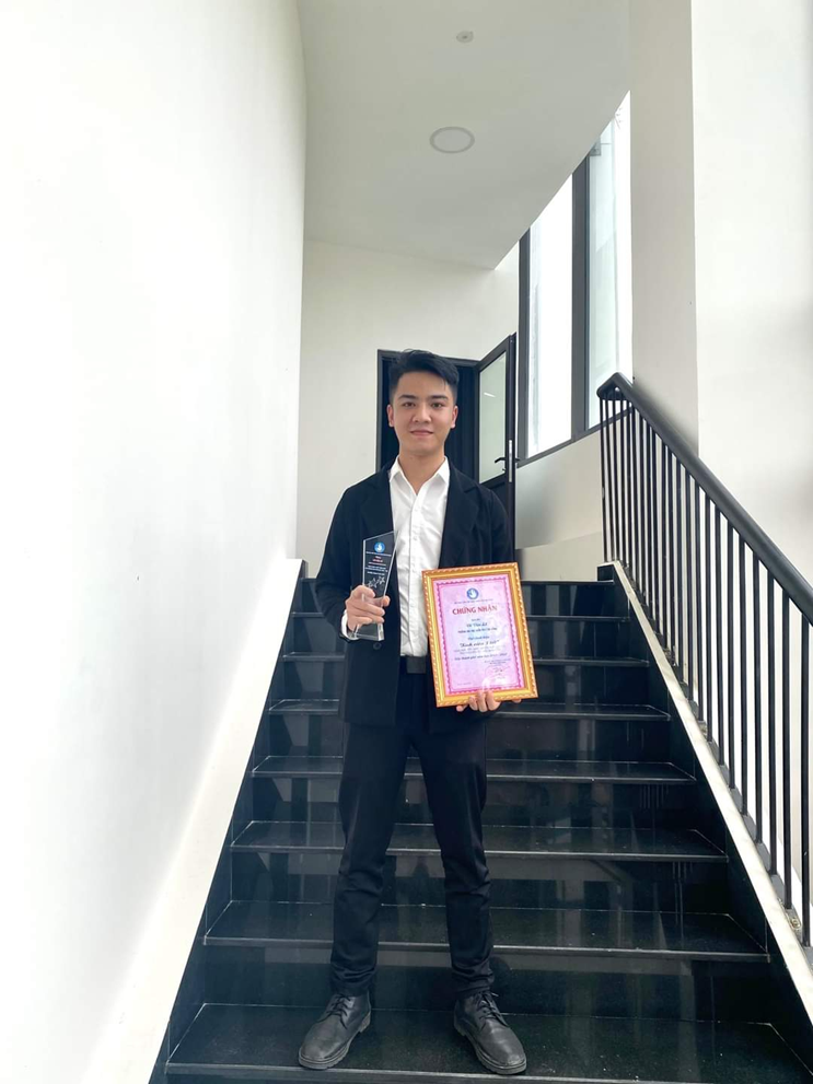 Nhận thưởng chứng nhận và biểu tượng Sinh viên 5 tốt cấp thành phố năm học 2021-2022.