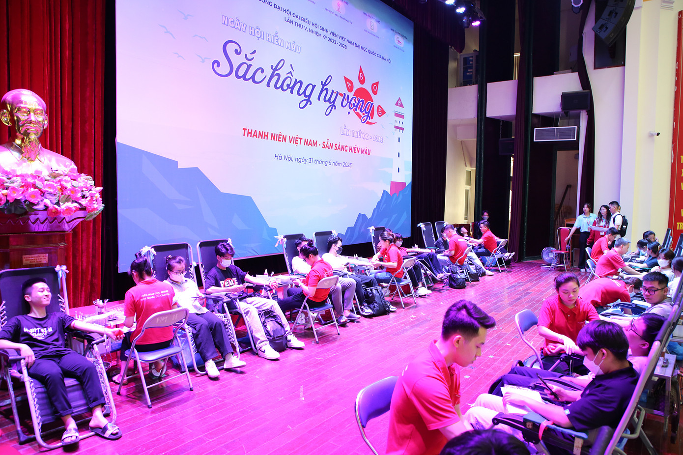 Đoàn viên, thanh niên tham gia hiến máu tại Ngày hội.