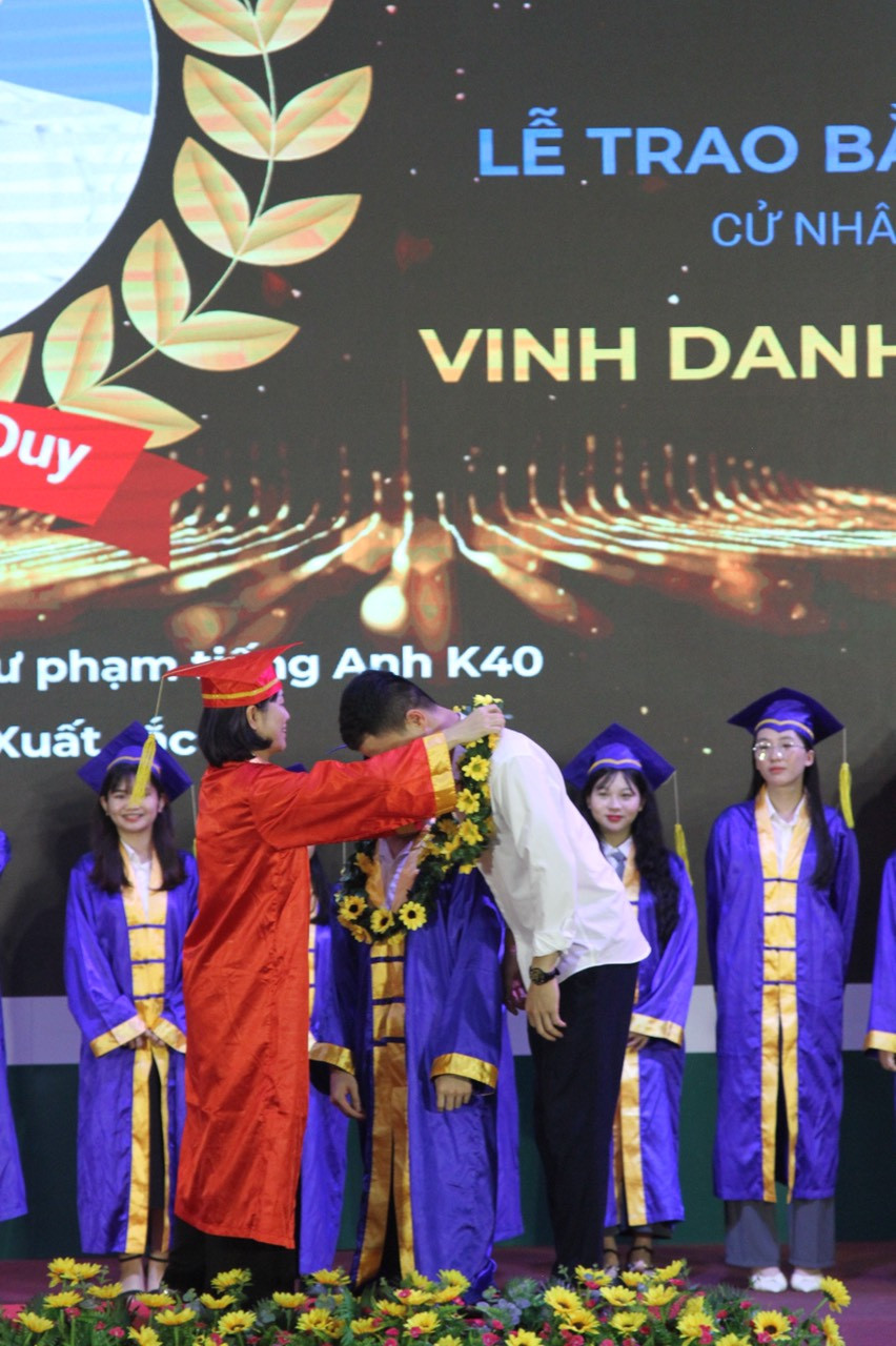 Bùi Đắc Trung nhận vòng hoa tại buổi lễ tốt nghiệp.