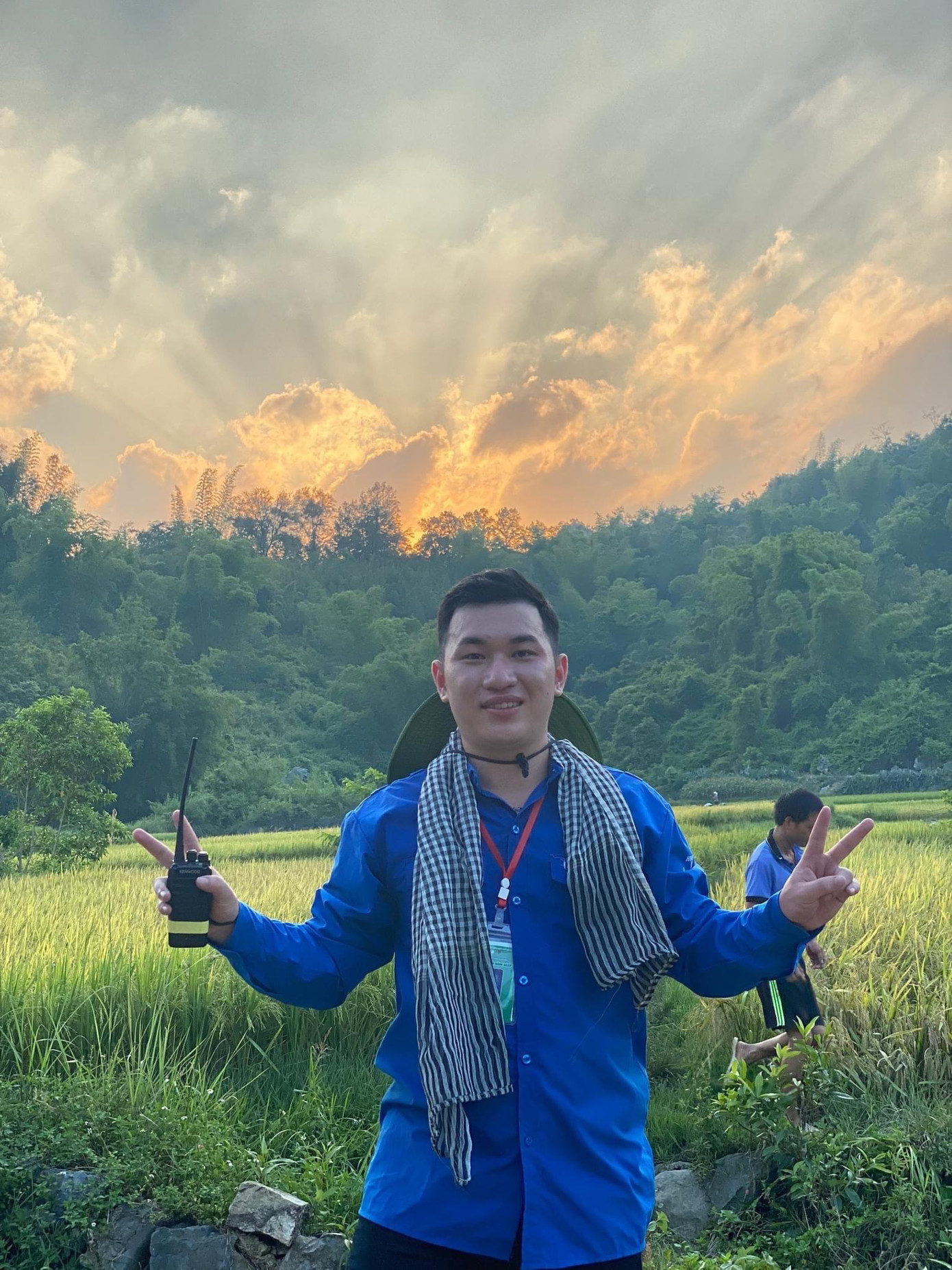 Với Tuấn Hùng, là một người trẻ hãy sống thật hết mình, sống có trách nhiệm với cộng đồng và xã hội. Với Tuấn Hùng, là một người trẻ hãy sống thật hết mình, sống có trách nhiệm với cộng đồng và xã hội.