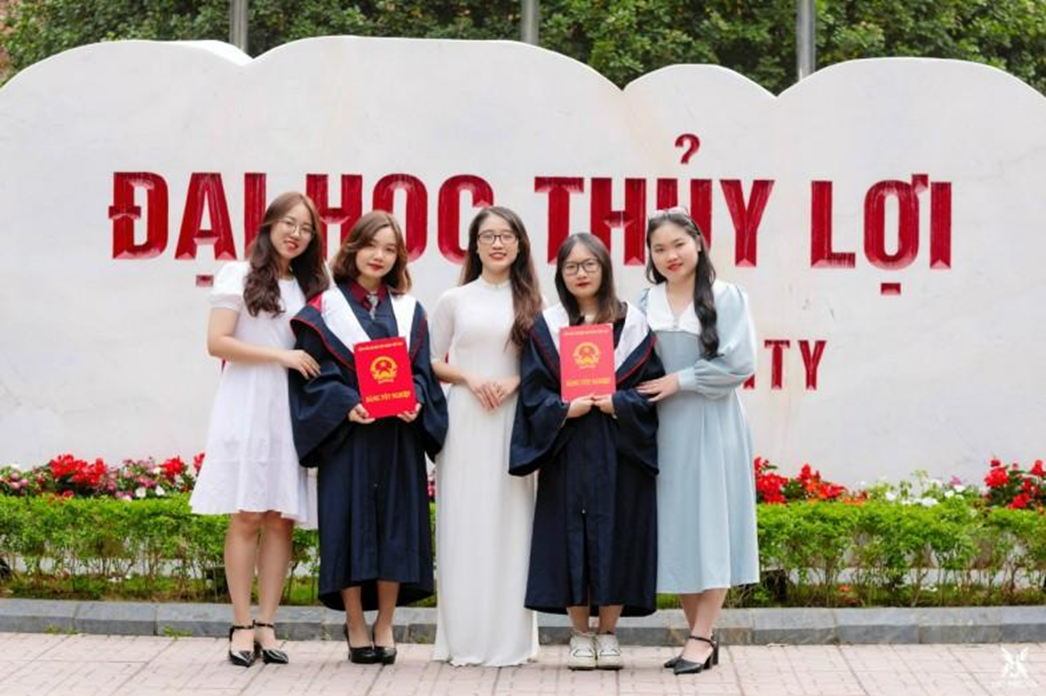 Nguyễn Thị Quỳnh (thứ 2 từ trái sang) chụp ảnh kỷ yếu với các bạn cùng khóa. Nguyễn Thị Quỳnh (thứ 2 từ trái sang) chụp ảnh kỷ yếu với các bạn cùng khóa.