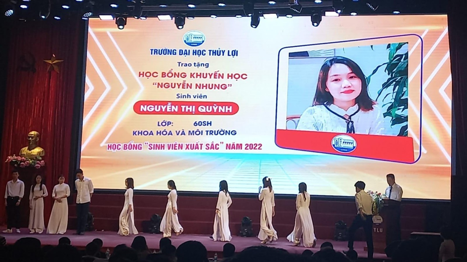 Nguyễn Thị Quỳnh nhận học bổng Sinh viên xuất sắc năm 2022. Nguyễn Thị Quỳnh nhận học bổng Sinh viên xuất sắc năm 2022.