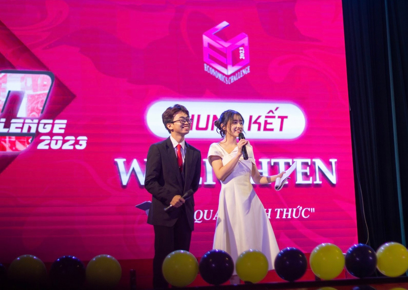 Thanh Hà cùng bạn dẫn chương trình.