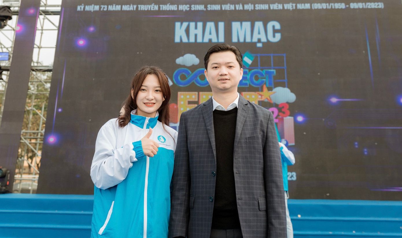 Tú Anh chụp cùng anh Nguyễn Minh Triết - Bí thư Trung ương Đoàn Thanh niên Cộng sản Hồ Chí Minh, Chủ tịch Trung ương Hội Sinh viên Việt Nam.