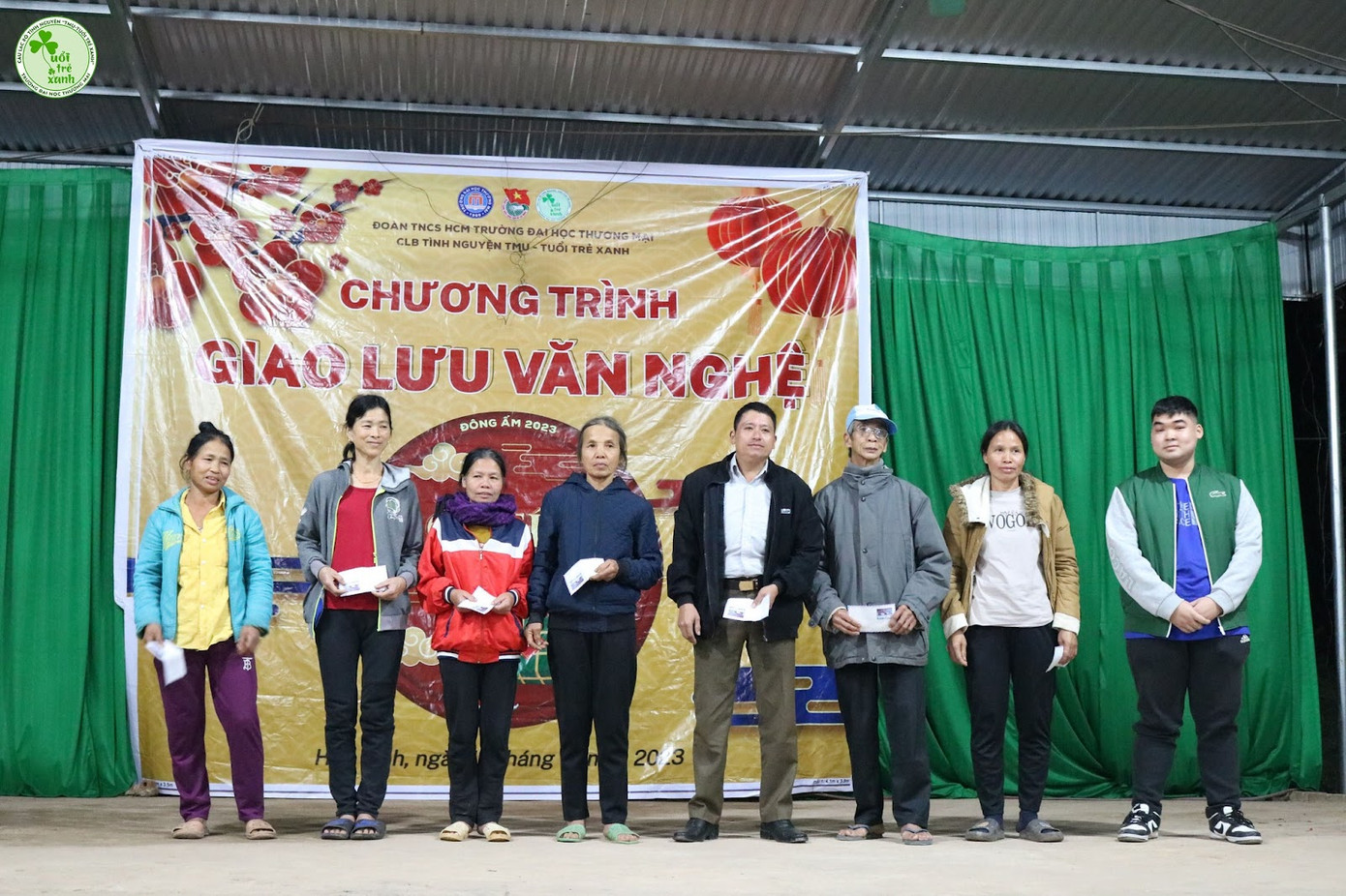 CLB Tuổi Trẻ Xanh - CLB Tình nguyện trực thuộc Đoàn TNCS Hồ Chí Minh Trường Đại học Thương mại đã trao tặng nhiều suất quà cho những người dân có hoàn cảnh khó khăn.