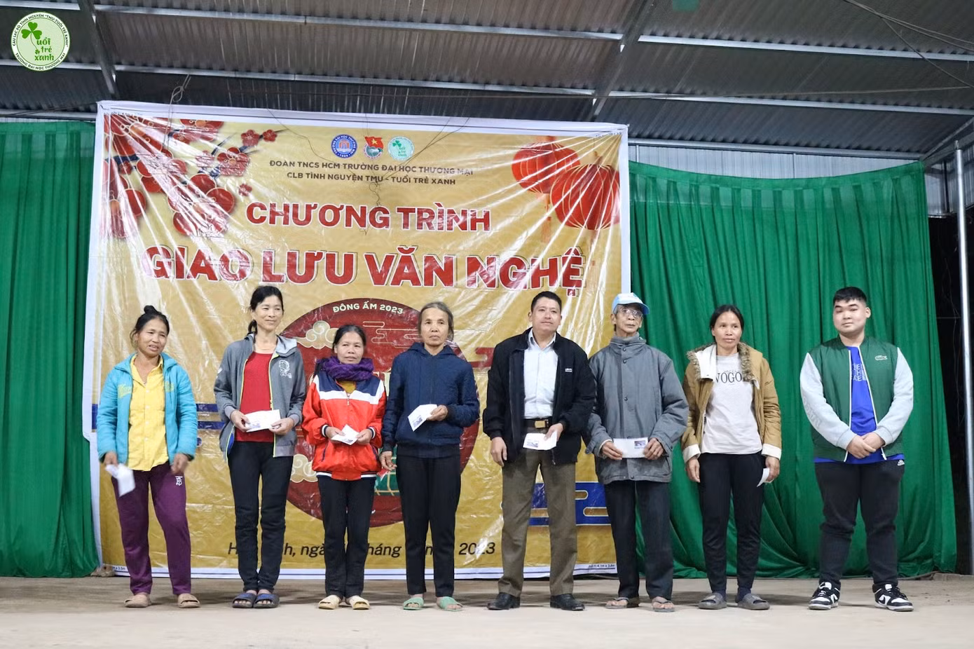 CLB Tuổi Trẻ Xanh - CLB Tình nguyện trực thuộc Đoàn TNCS Hồ Chí Minh Trường Đại học Thương mại đã trao tặng nhiều suất quà cho những người dân có hoàn cảnh khó khăn.